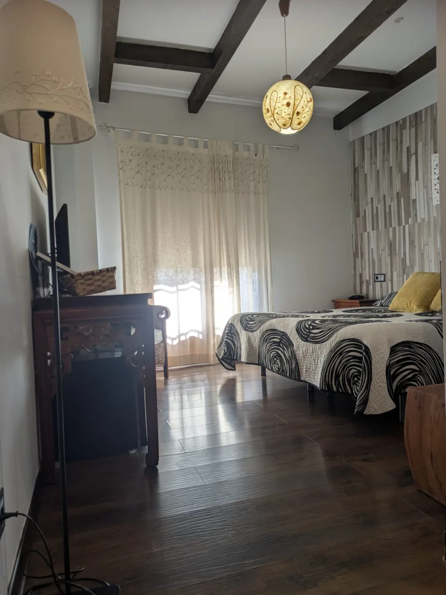 Habitación Doble Estándar - Cama con vigas y balcón