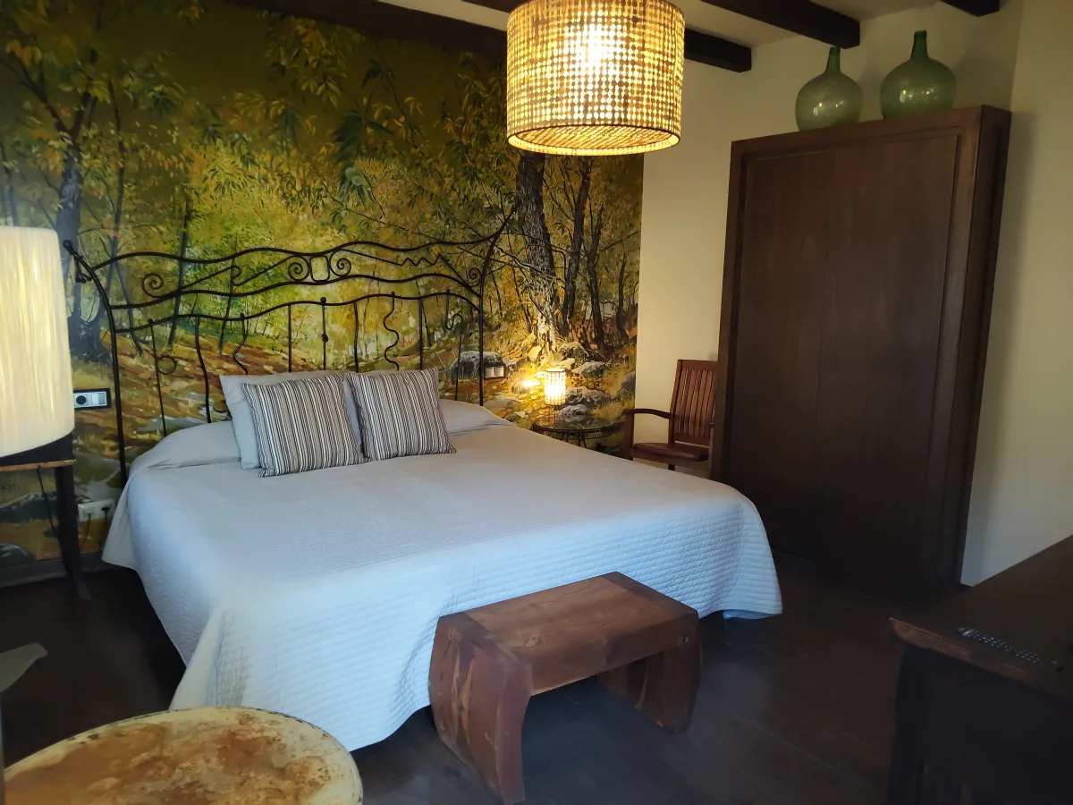 Habitación Doble Superior - Mural naturaleza con mesita de madera