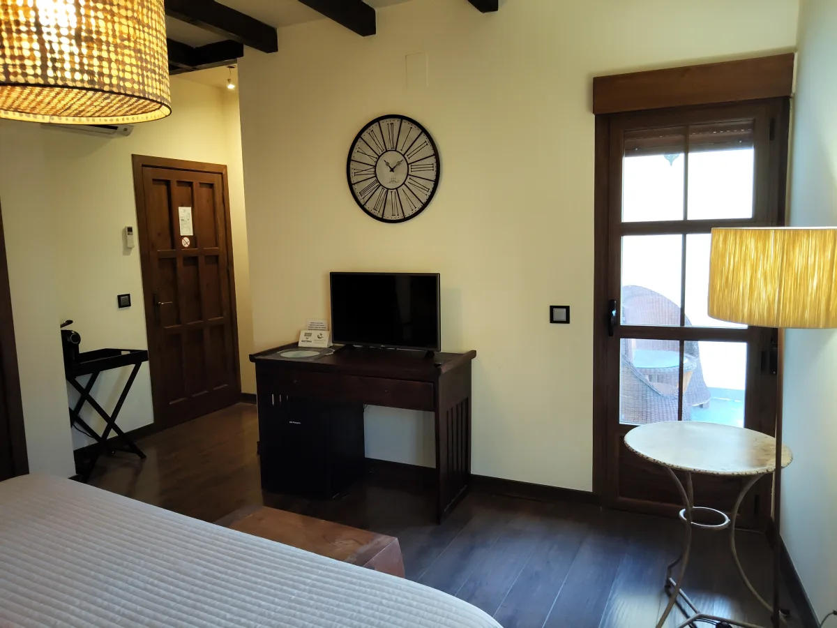 Habitación con ventana y vistas