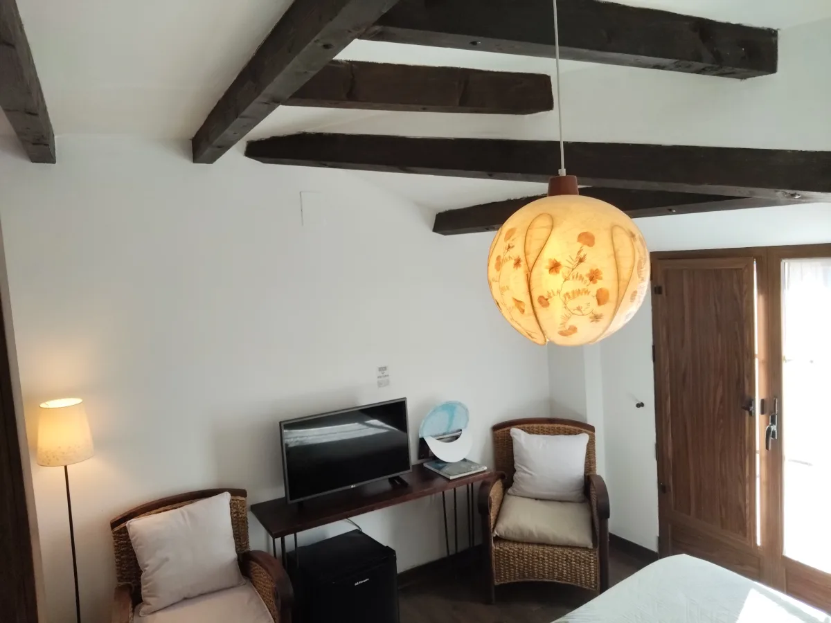 Habitación zona TV con vigas