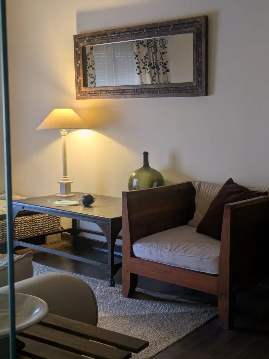 Salón común rincón lámpara