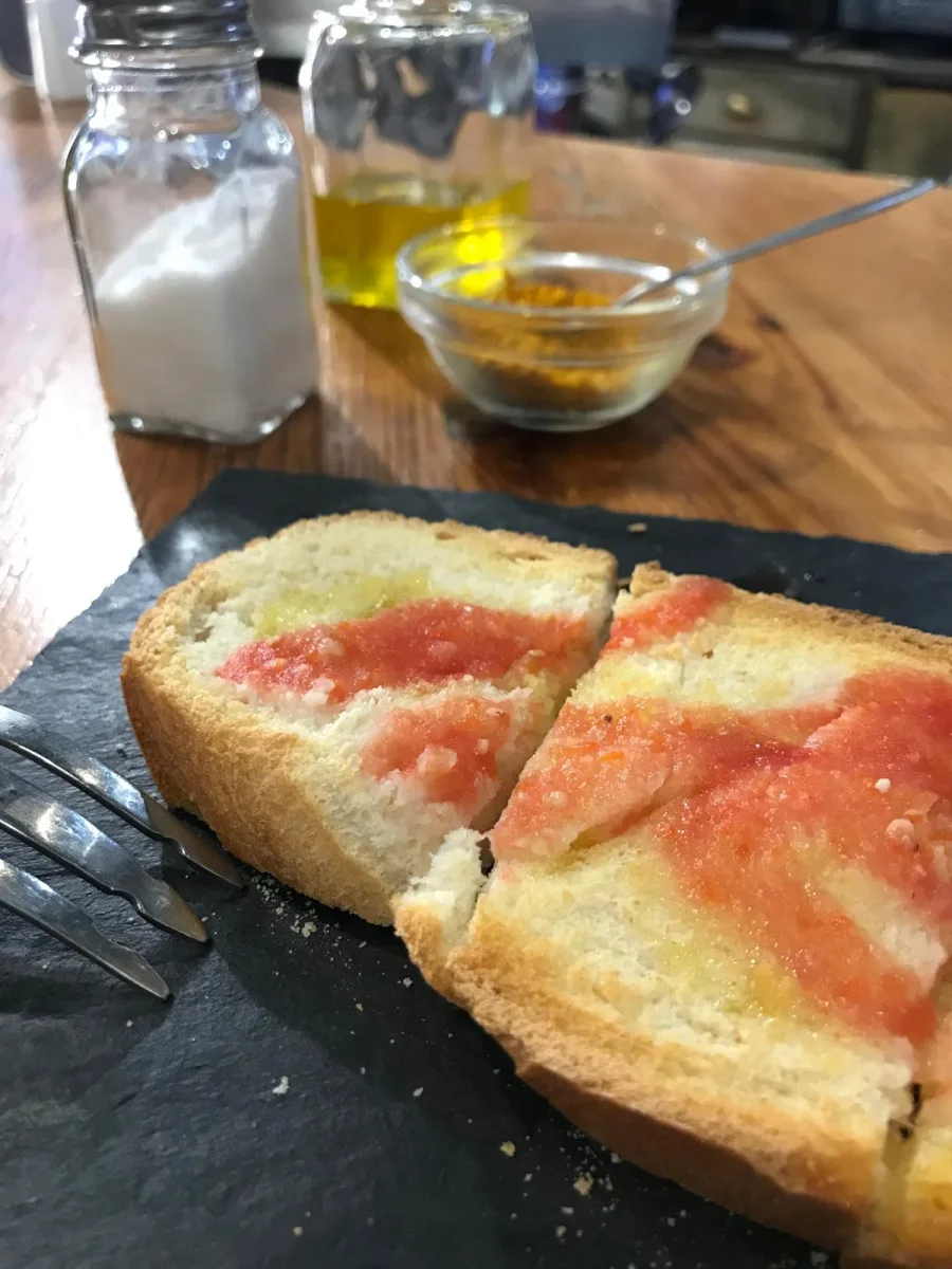 Tostada con tomate y AOVE - productos locales