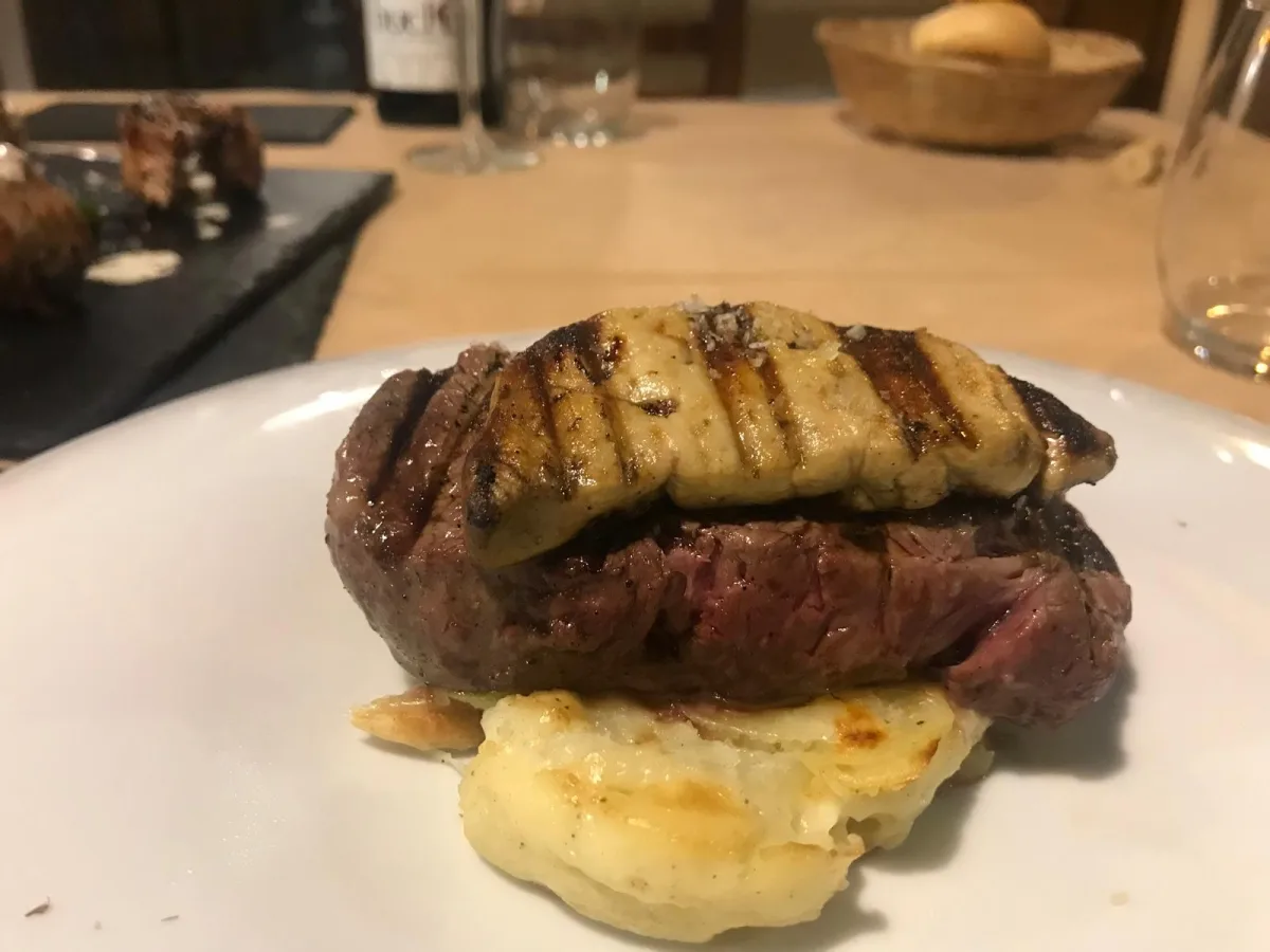 Chuletón con foie a la brasa