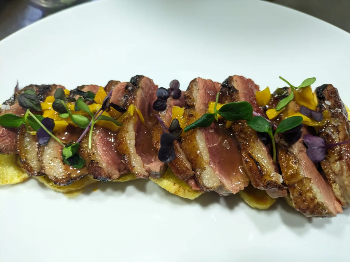 Magret de pato en láminas con flores - La Posada del Casar