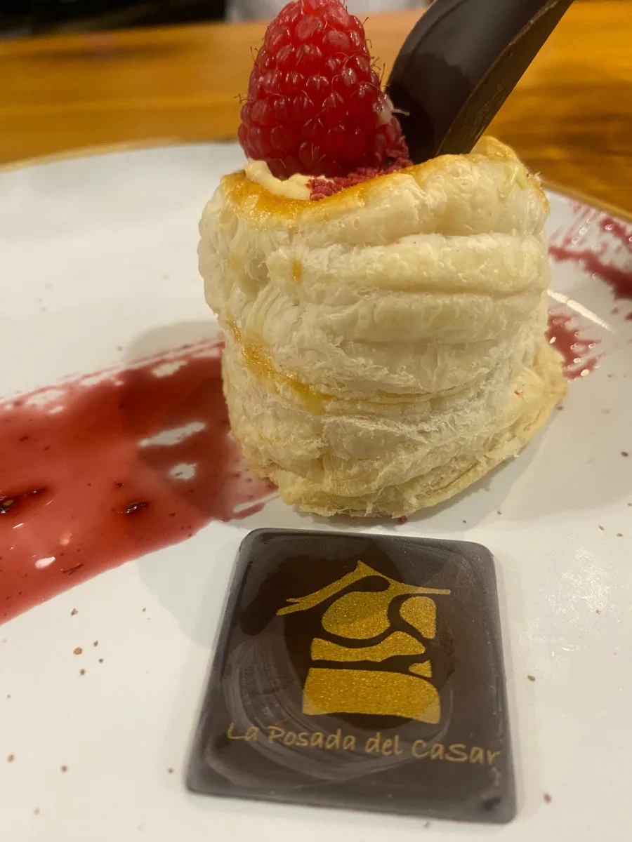 Milhojas de crema con frambuesa - La Posada del Casar