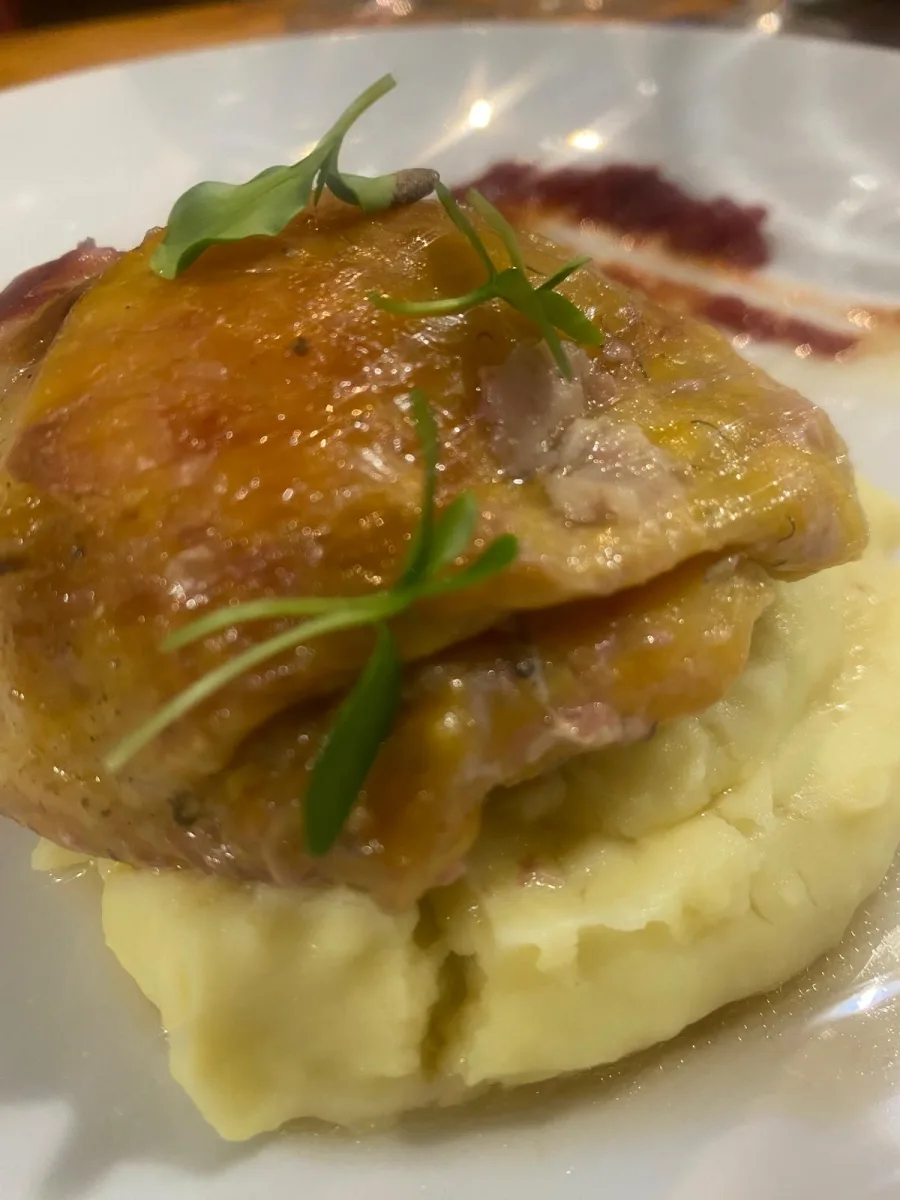 Plato de pollo con puré - La Posada del Casar