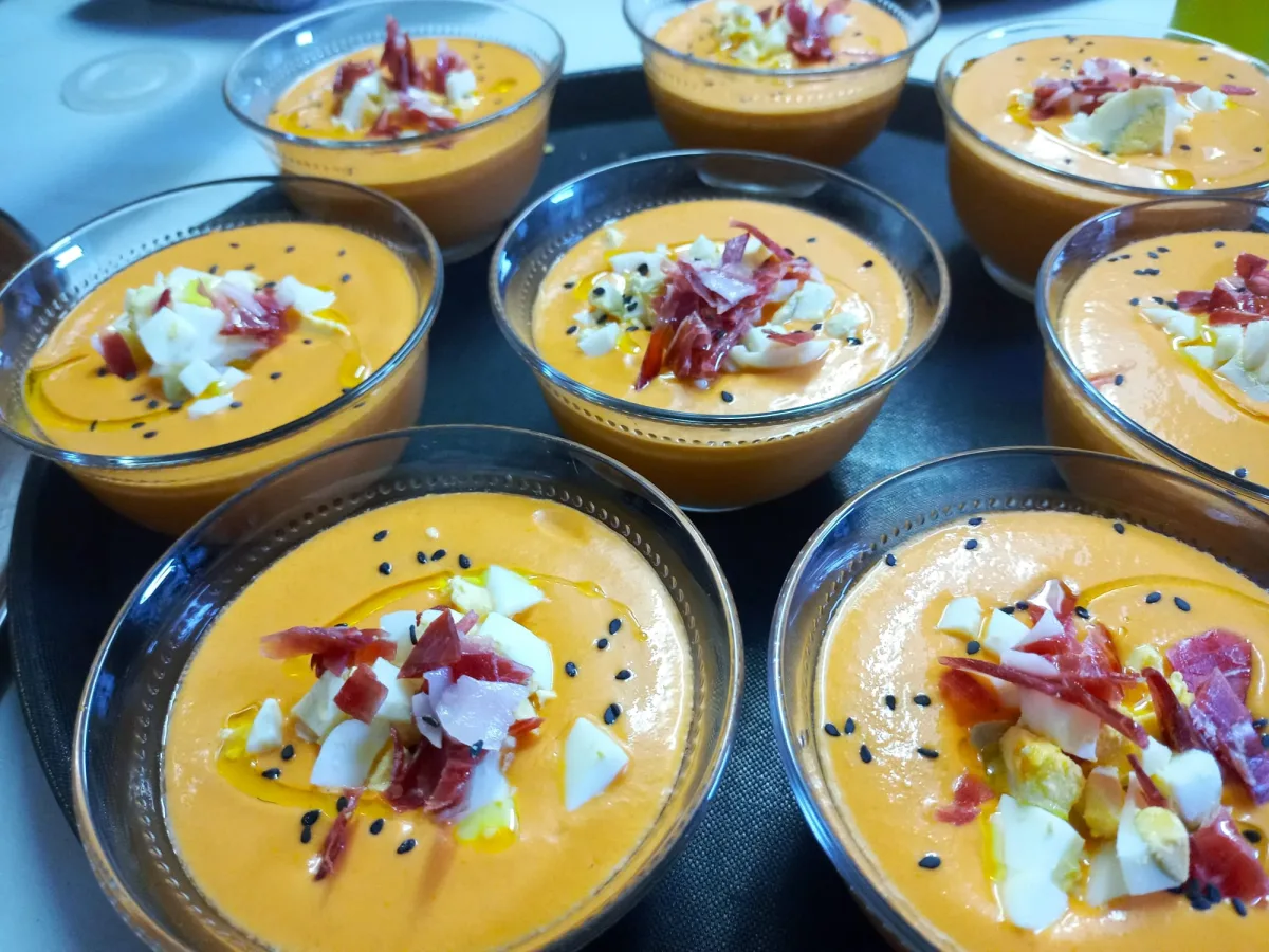Salmorejo con jamón ibérico en vasitos - La Posada del Casar