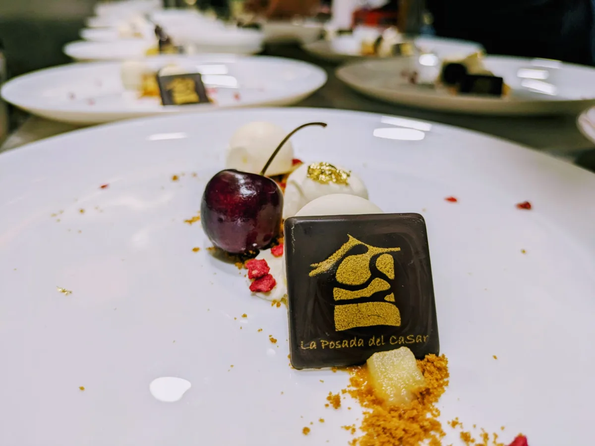 Postre con chocolate logo La Posada del Casar, cereza y helado